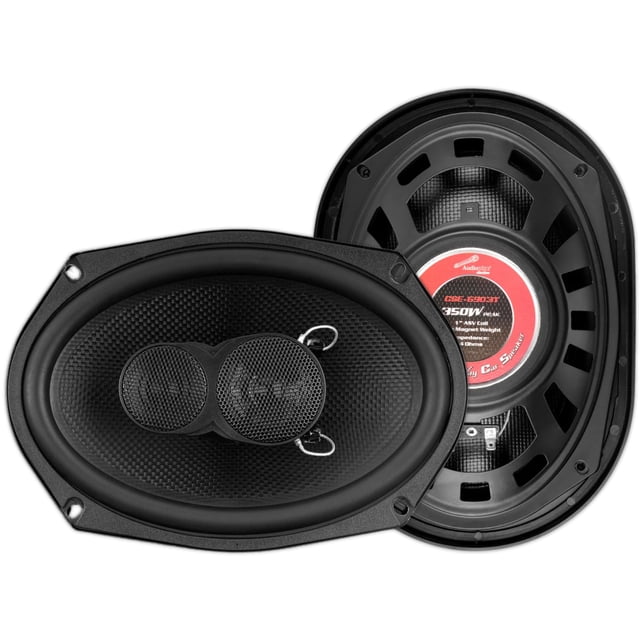 bocinas coaxiales 6x9 audiopipe cse-6903t 350w fibra carbono par de bocinas 6x9 para audio para autos, vista frontal y trasera con rejilla protectora negra; cono de polipropileno con acabado de fibra de carbono, tweeter PEI de 30 mm y driver medios Mylar de 50 mm en configuración 3 vías, canasta de acero negro y etiqueta trasera roja con especificaciones e impedancia 4 Ohms. Tamaño 6x9, ideal para reemplazo de bocinas traseras en hatchbacks y sedanes.