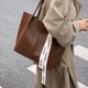 thumbnail image 3 of Bolso con textura retro para mujer, nuevo estilo de primavera 2025, bolso de hombro con cinta a la moda, bolso de mano de gran capacidad para desplazamientos diarios., 3 of 5