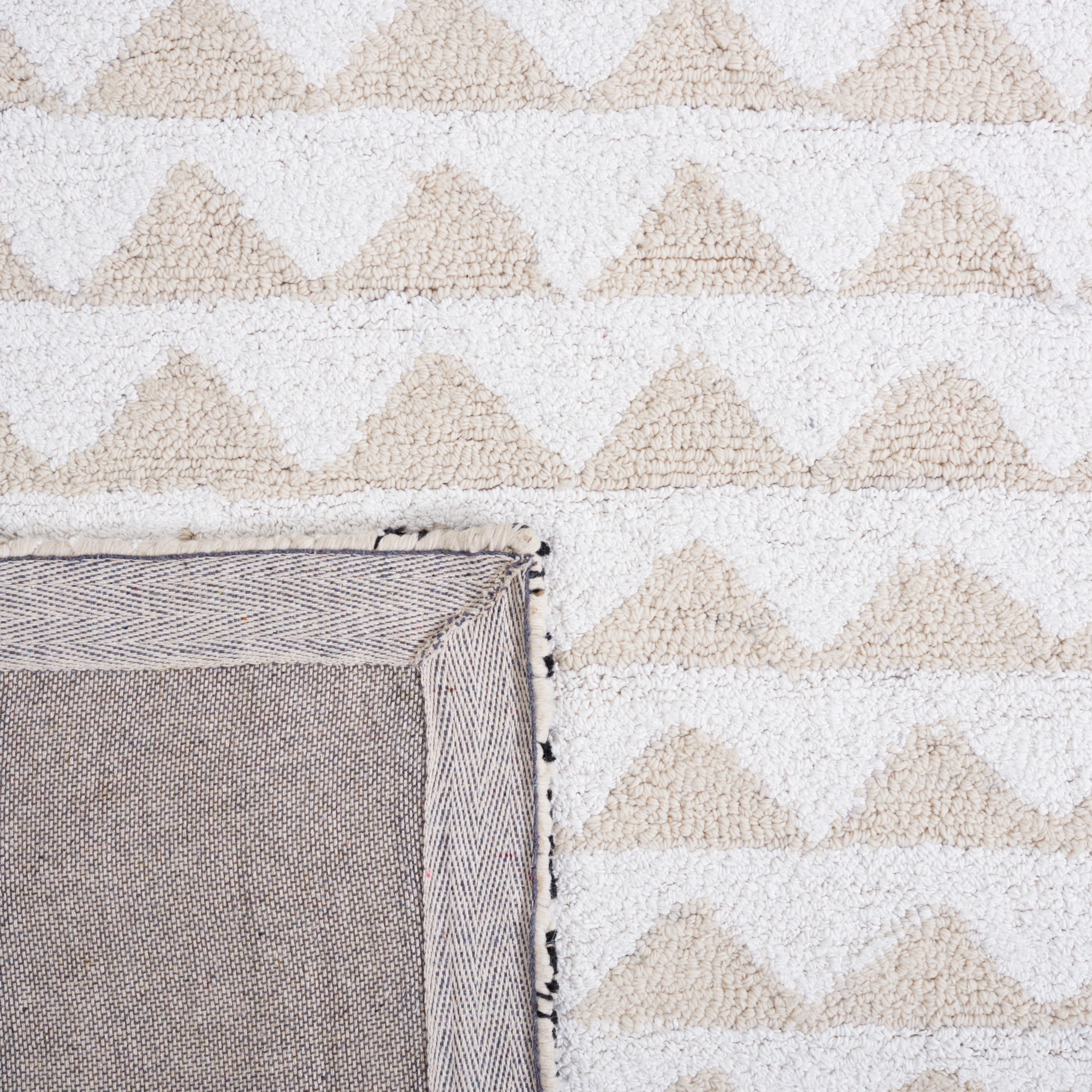 SAFAVIEH Capri Jampa Southwestern Area Rug, Ivory/Beige, 3' x 5'