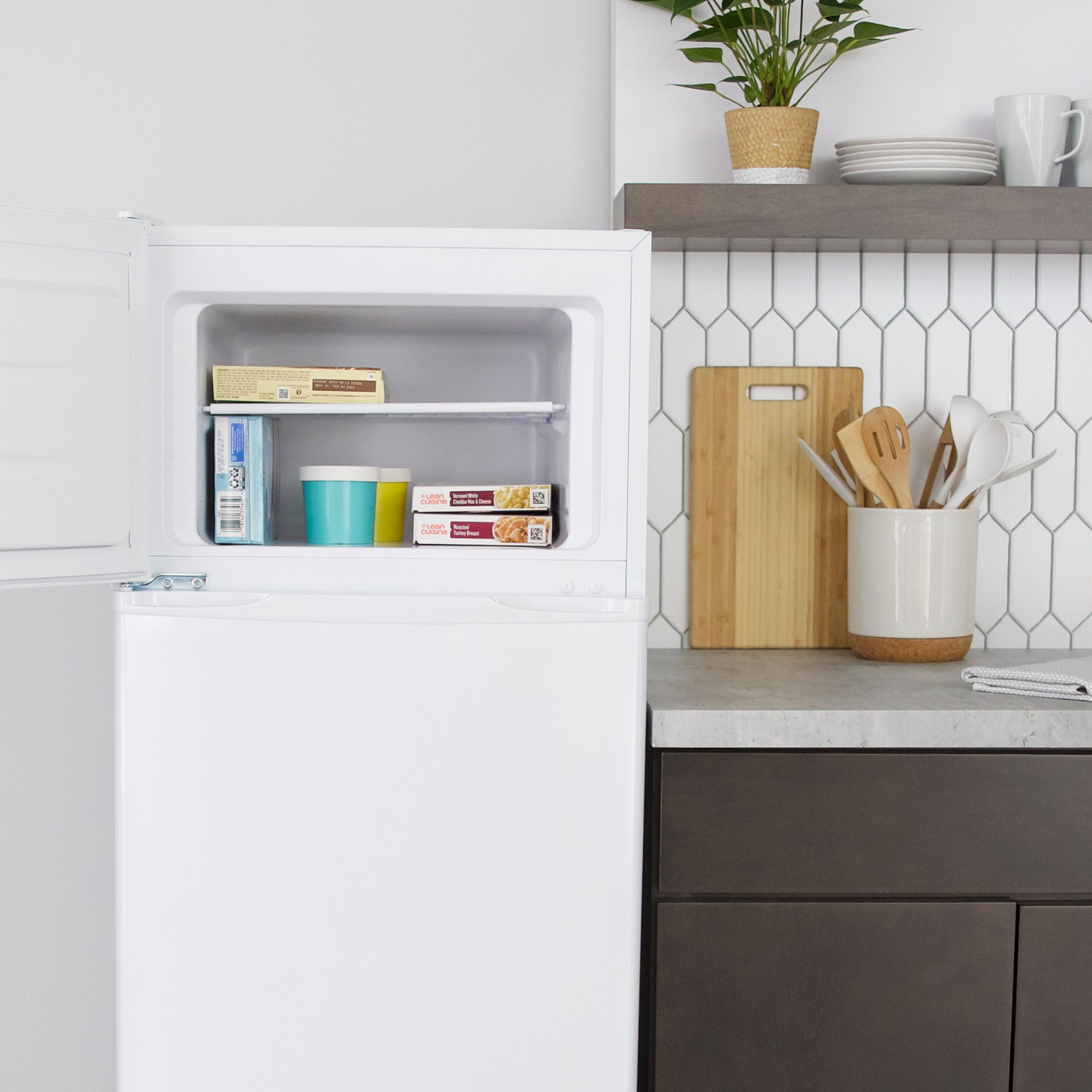 Avanti 22 in. 7.3 Cu. Ft. Top Freezer Refrigerator - White - image 5 of 16