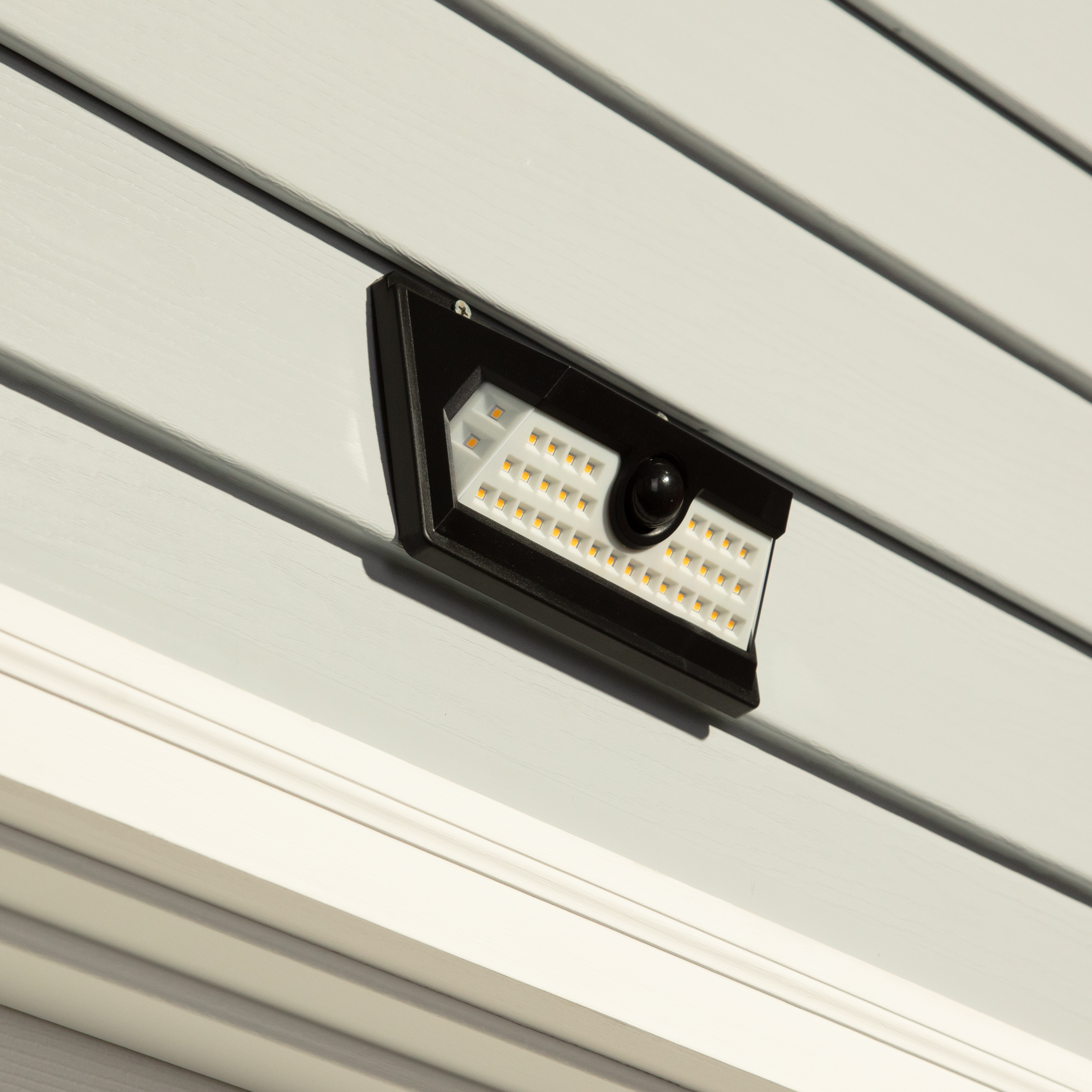 Hyper Tough 800 Lumen Solar Motion Security Light 2-Pack photo 3