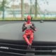 thumbnail image 4 of Adornos de modelos de la serie Deadpool calientes, mano reclinada de X-Men, chico de oficina sosteniendo una tarjeta mirando hacia atrás, pose de película, adornos para el hogar y el automóvil, 4 of 5