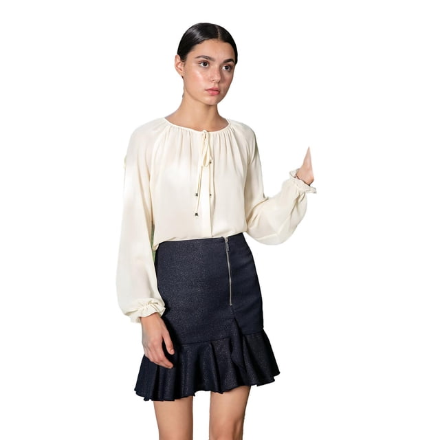 blusa xia beige chica Blusa beige de cuello redondo y mangas ranglán largas con puños elásticos, detalle fruncido en el pecho, cordón decorativo y botones frontales; corte suelto sobre falda. 100% poliéster, marca André Badi.