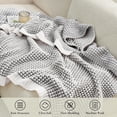 thumbnail image 4 of Manta Amélie Home con forma de gofre de chenilla reversible, 130 x 150 cm, 4 of 9