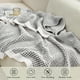 thumbnail image 4 of Manta Amélie Home con forma de gofre de chenilla reversible, 130 x 150 cm, 4 of 9