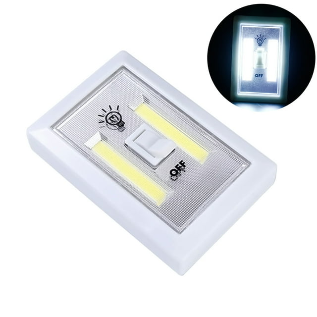 MasteelfCA Interrupteur Lumineux Sans Fil COB à DEL, Fonctionnant à Piles, Veilleuse d'Urgence à DEL en Matériau ABS Blanc, Présentant un design Rectangulaire compact avec des Bandes Lumineuses COB à DEL des Deux Côtés de l'Interrupteur. la Lumière Est Indiquée à la Fois dans les États Arrêt et Éclairé, Mettant l'Accent sur Sa Luminosité, la Fonctionnalité Sans Fil et l'Adaptabilité à l'Éclairage d'Urgence. Comprend un Ruban Adhésif et une base Magnétique pour une installation Polyvalente sur les surfaces Plates.