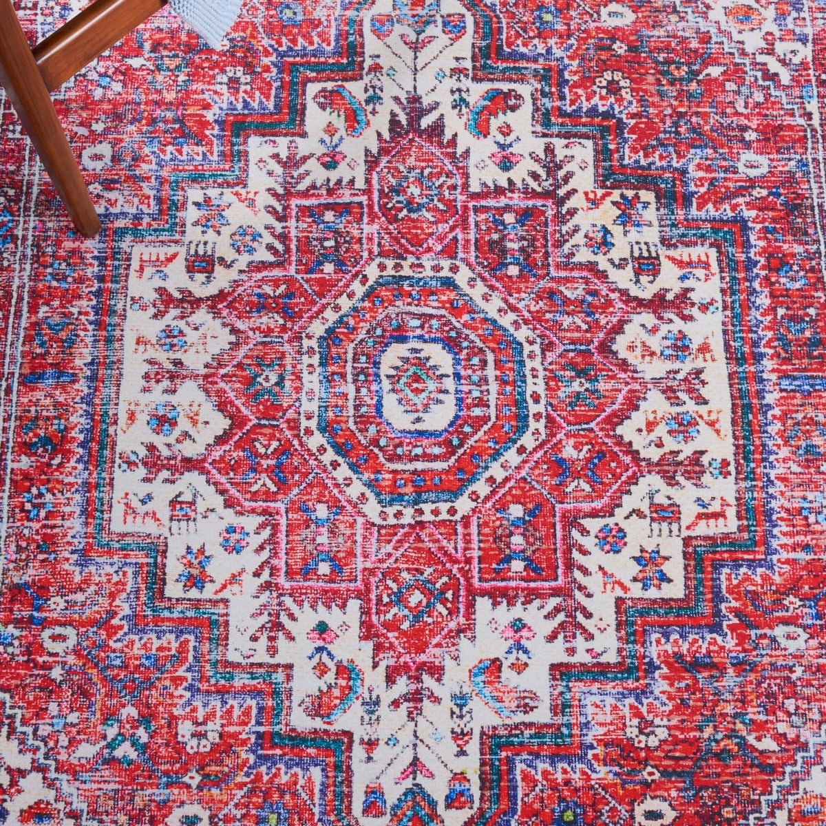 SAFAVIEH Tucson Melva Traditional Machine Washable Area Rug, 6' x 9', Red/Blue