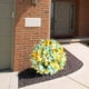 thumbnail image 1 of Árbol Artificial de Rosas Decoración Exterior – Árbol de Flores Falsas Impermeable, Rosas de Plástico y Tela Resistentes al Clima para Jardín, Decoración de Patio, 25 x 40 cm, 1 of 5