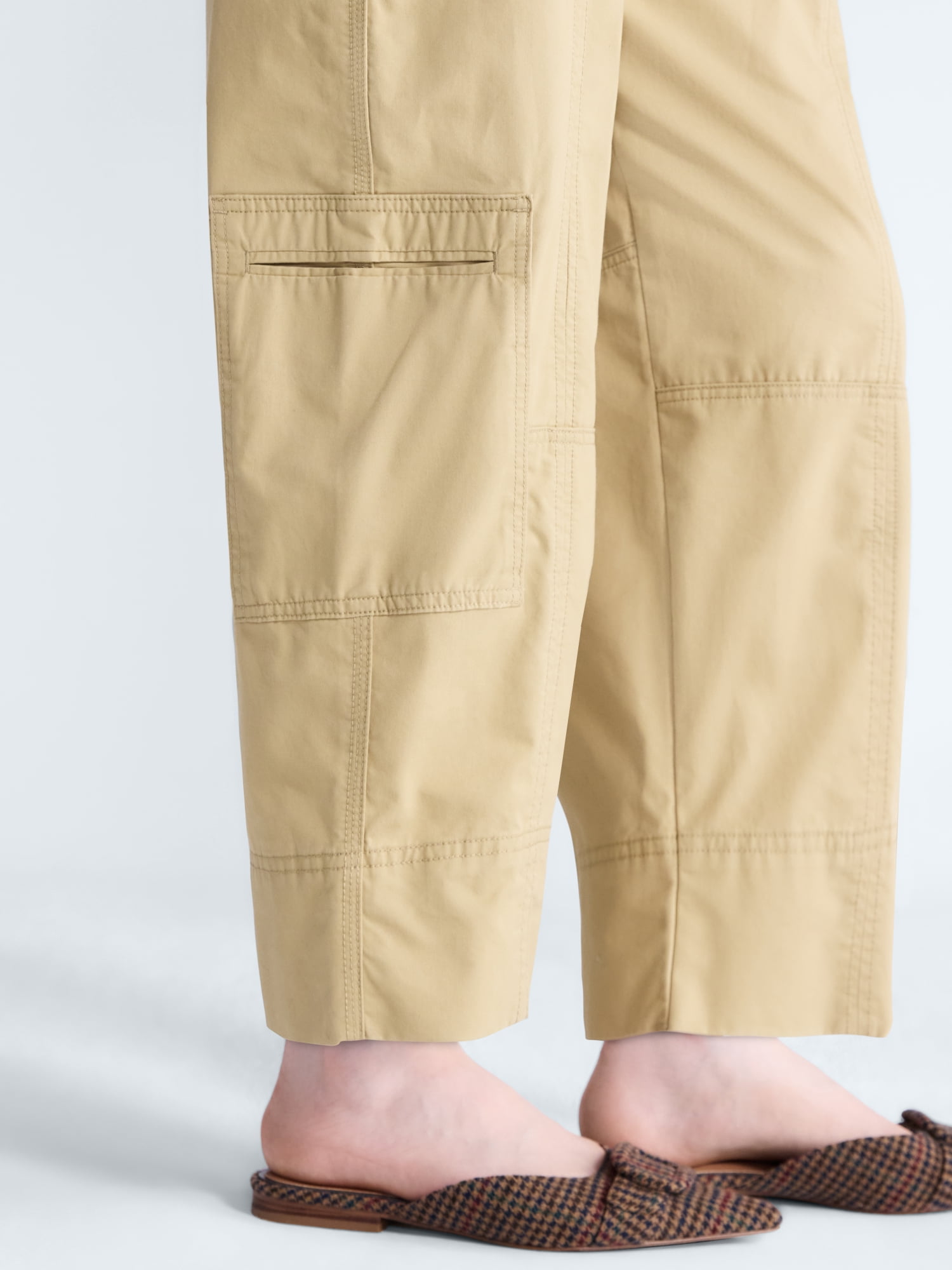 Free Assembly Women's and Women's Plus High Rise Cropped Cargo Barrel Pants, 26.5" Inseam, Sizes XS-4X