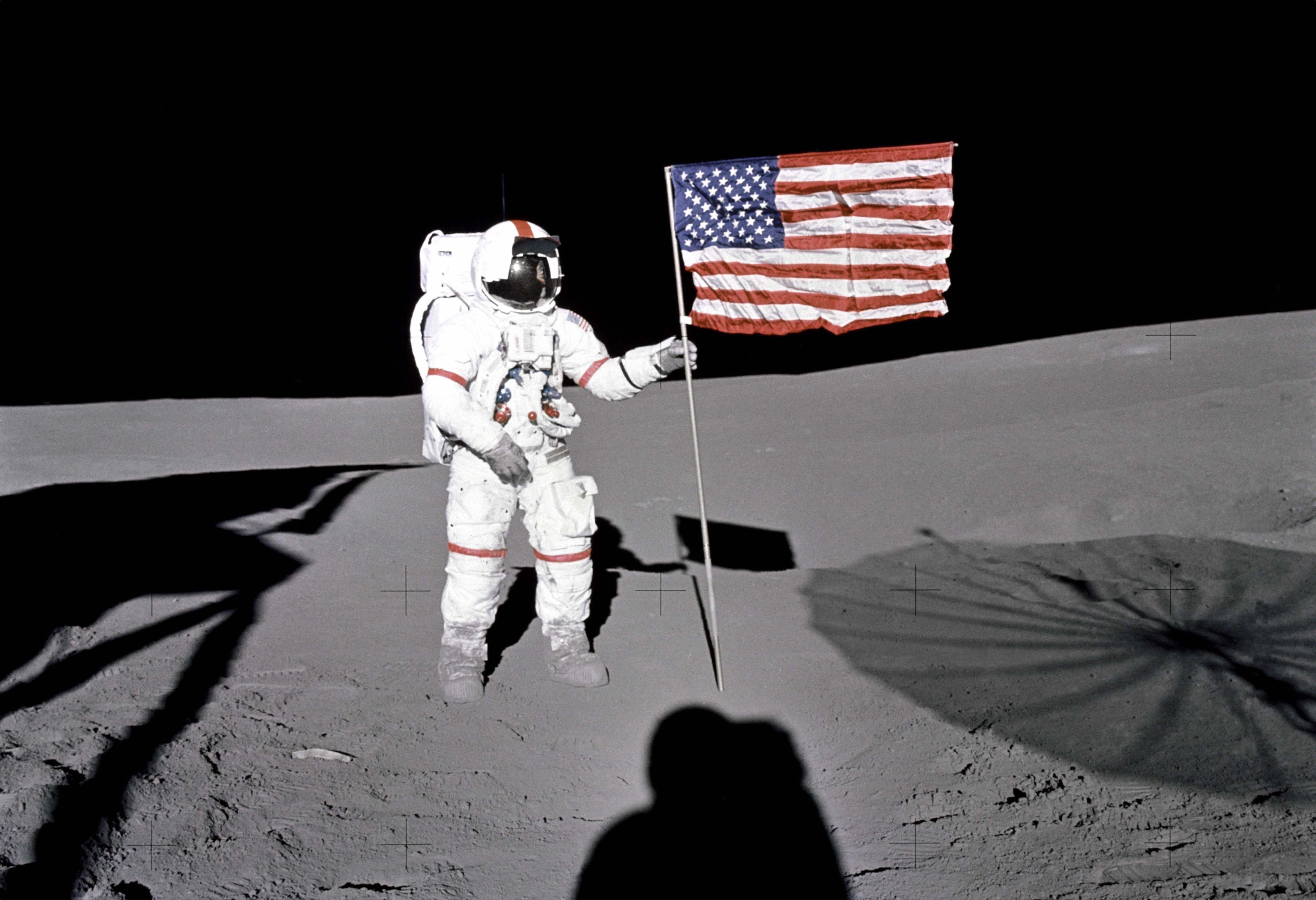 Пилотируемый полет на луну. Космонавт с флагом. Американцы на Луне. Космонавтика США. Советские космонавты на Луне.