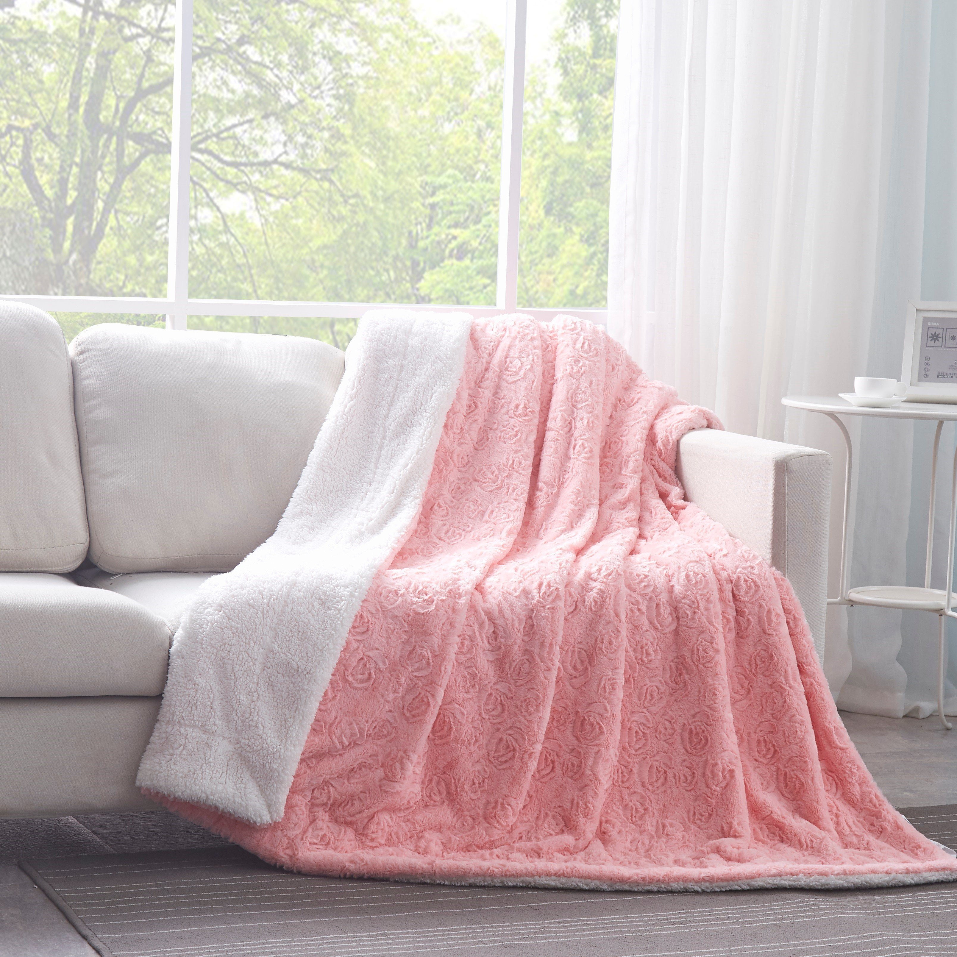 Blooming Roses Super Soft Microfleece Blankets are Used for Home Decoration 