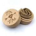 thumbnail image 1 of Caja de madera rústica para anillos de boda, grabada, redonda, para guardar anillos de compromiso y exhibir en ceremonias de propuesta., 1 of 3