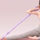 thumbnail image 5 of Banda de resistencia de 18 kg para mujer con correa elástica, cinturón de yoga con hombros descubiertos para estiramiento de espalda, entrenamiento de fuerza y flexibilidad. Aestivo | Morado, 5 of 7