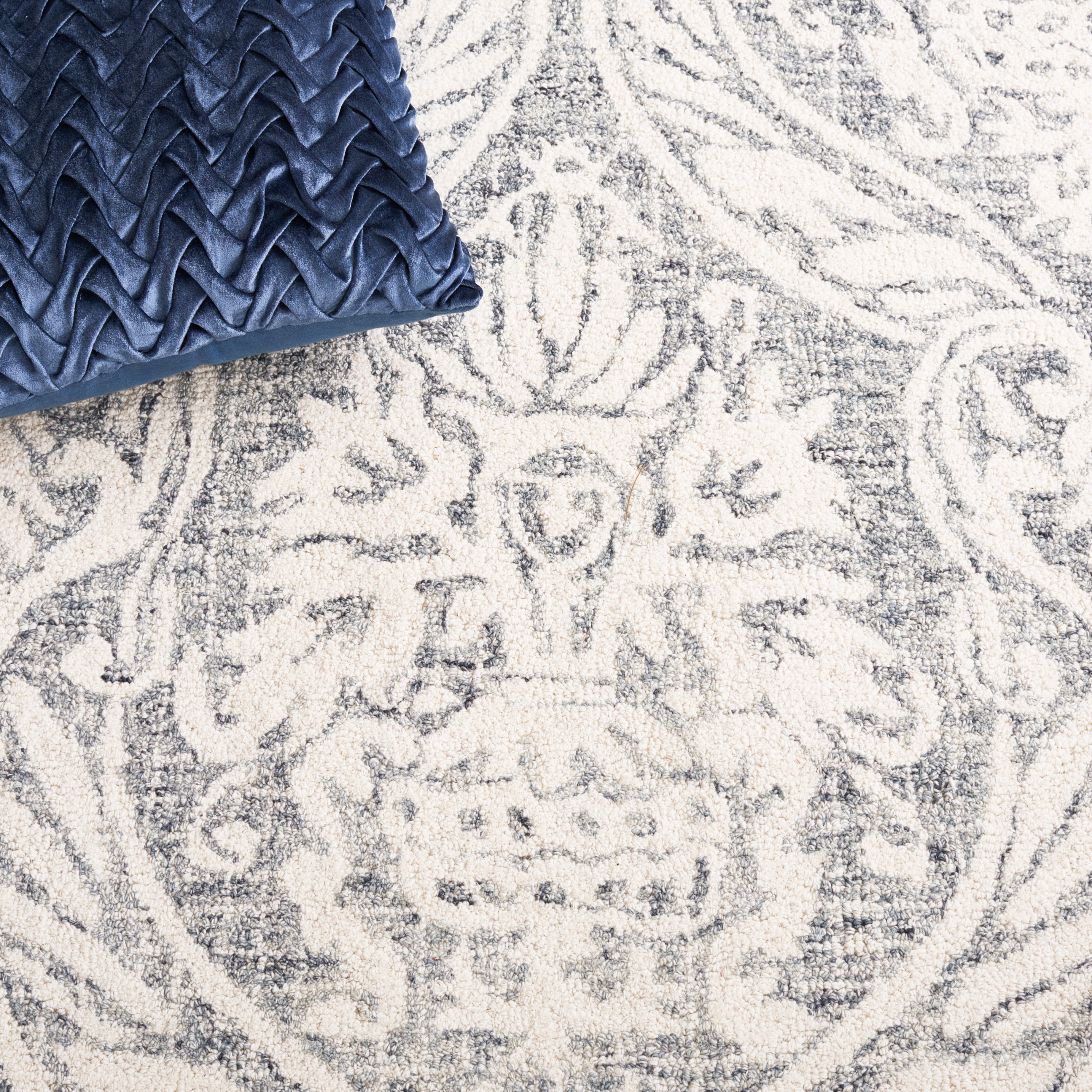 SAFAVIEH Abstract Constantine Damask Wool Area Rug, Ivory/Gray, 6' x 6' Round