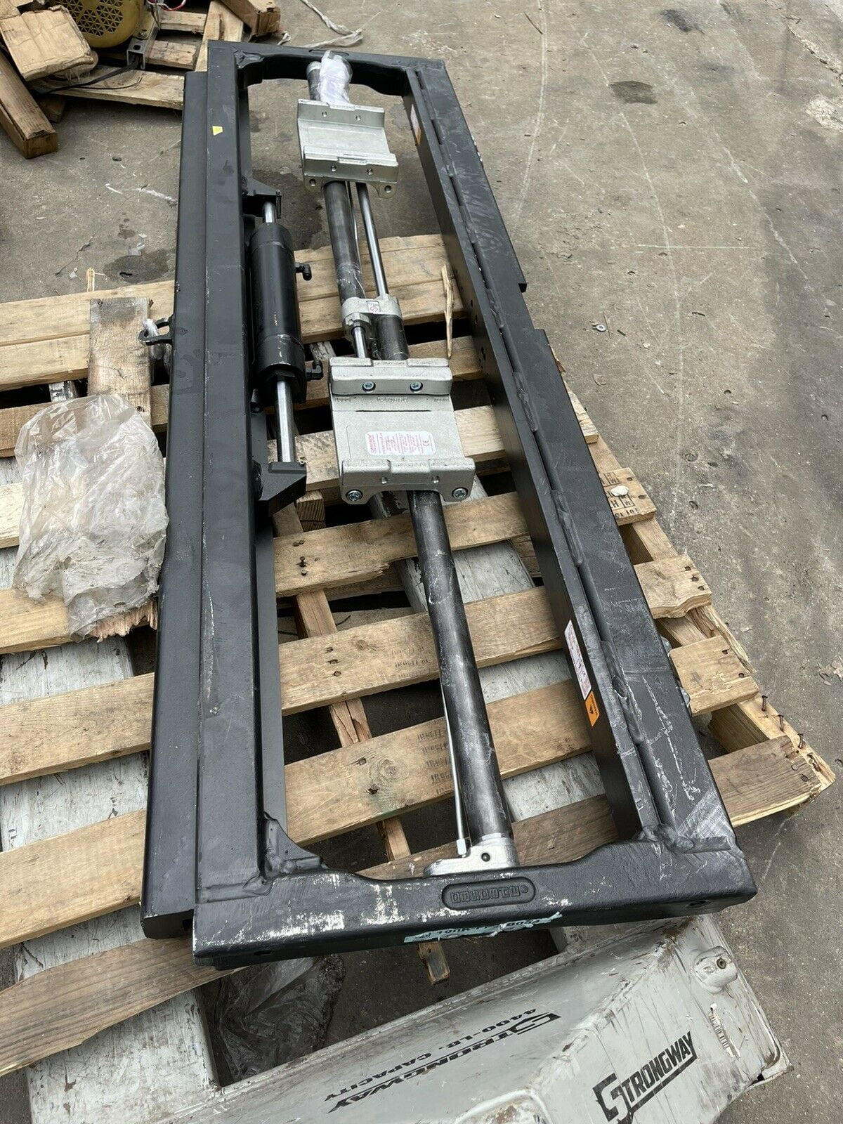 NEW GENUINE CASCADE LIFT TRUCK FORKLIFT SIDESHIFTER ATTACHMENT 211701