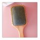 thumbnail image 3 of Cepillo de madera con almohadilla de aire para un suave masaje del cuero cabelludo y para desenredar todo tipo de cabello., 3 of 5