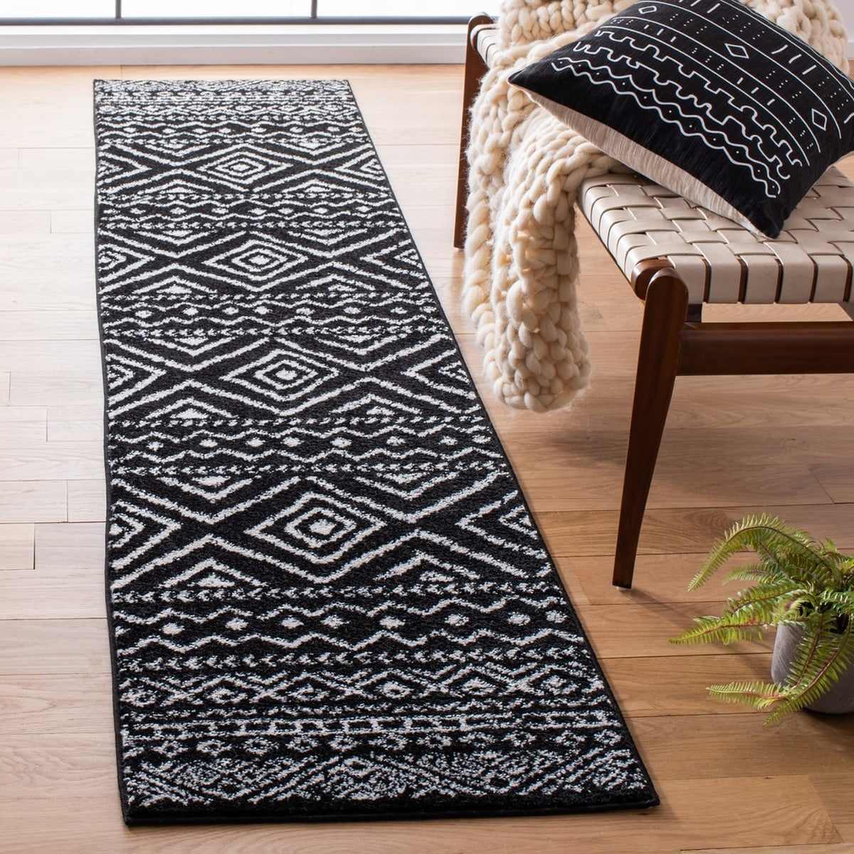 SAFAVIEH Tulum Merletta Moroccan Geometric Runner, 2' x 11', Black/Ivory
