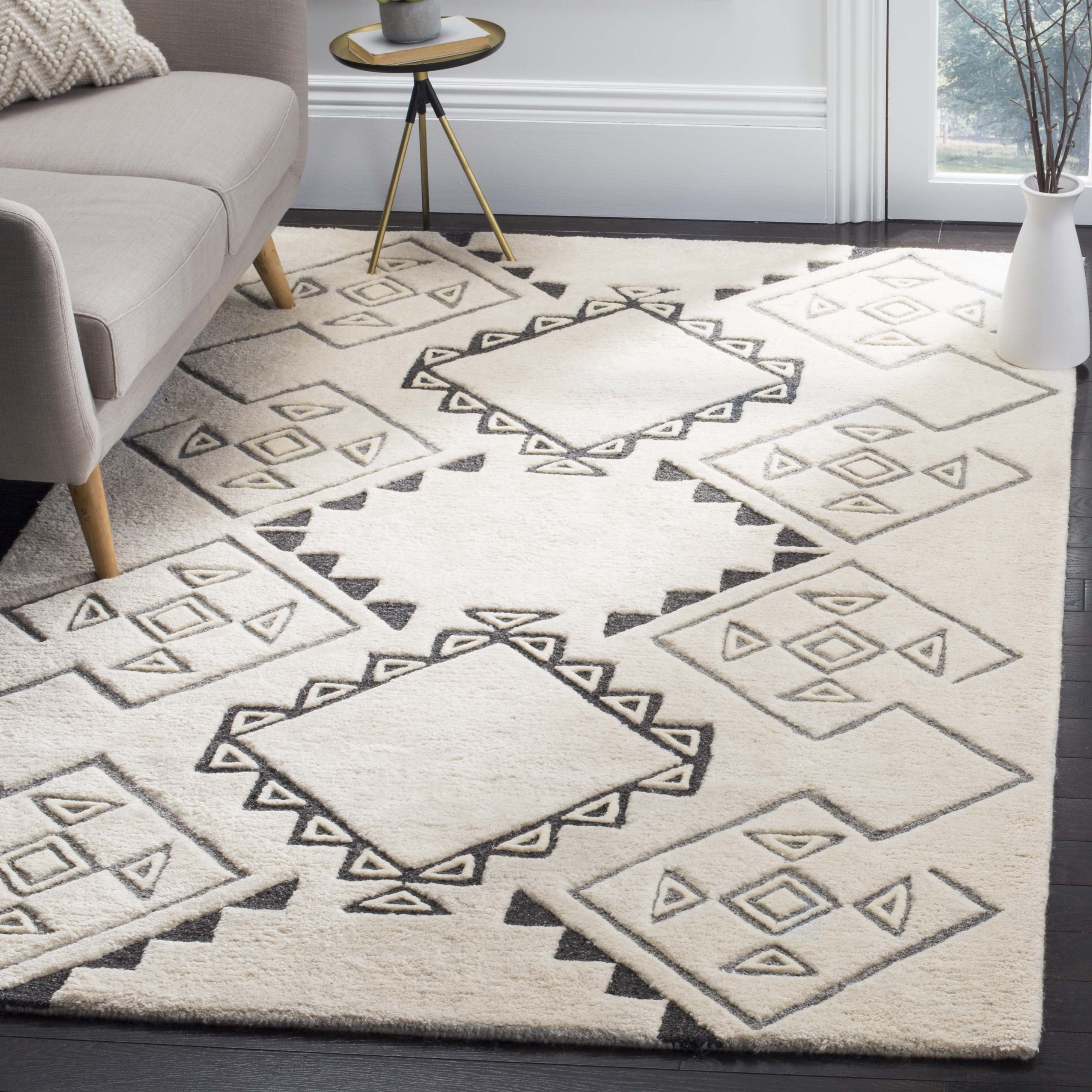 SAFAVIEH Casablanca Jerrie Aztec Plush Shag Area Rug, Ivory/Grey, 8' x