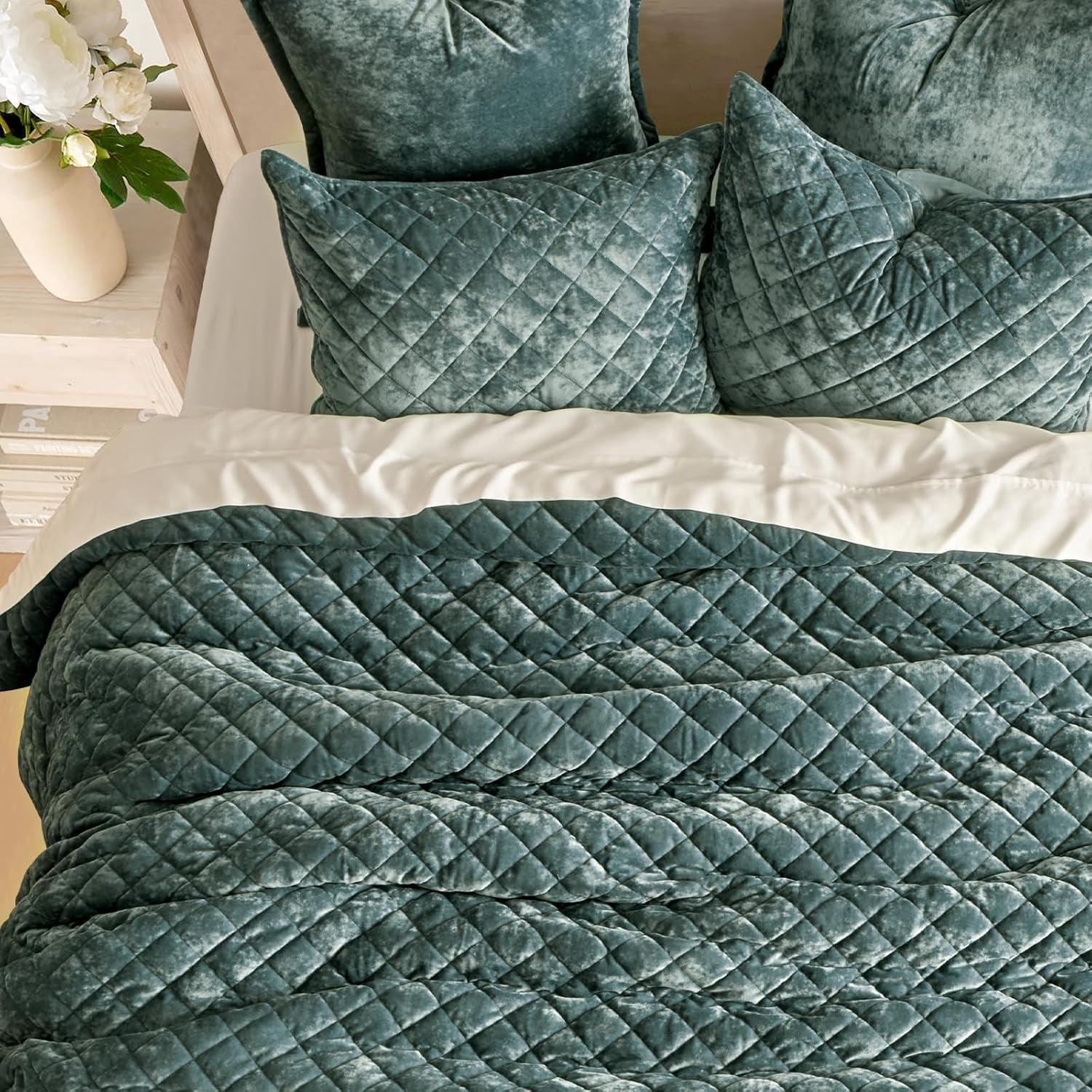EVERGRACE Luxury Velvet Quilt Set Queen Size, Diamond Quilted Lightweight Velvet Comforter for All Season, Ultra Soft Oversized Bedspread Coverlet Bedding Set with 2 Pillow Shams, Dark Green