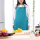 thumbnail image 2 of Delantales unisex sin mangas con bolsillos esenciales para cocinar en color azul lago, 2 of 7