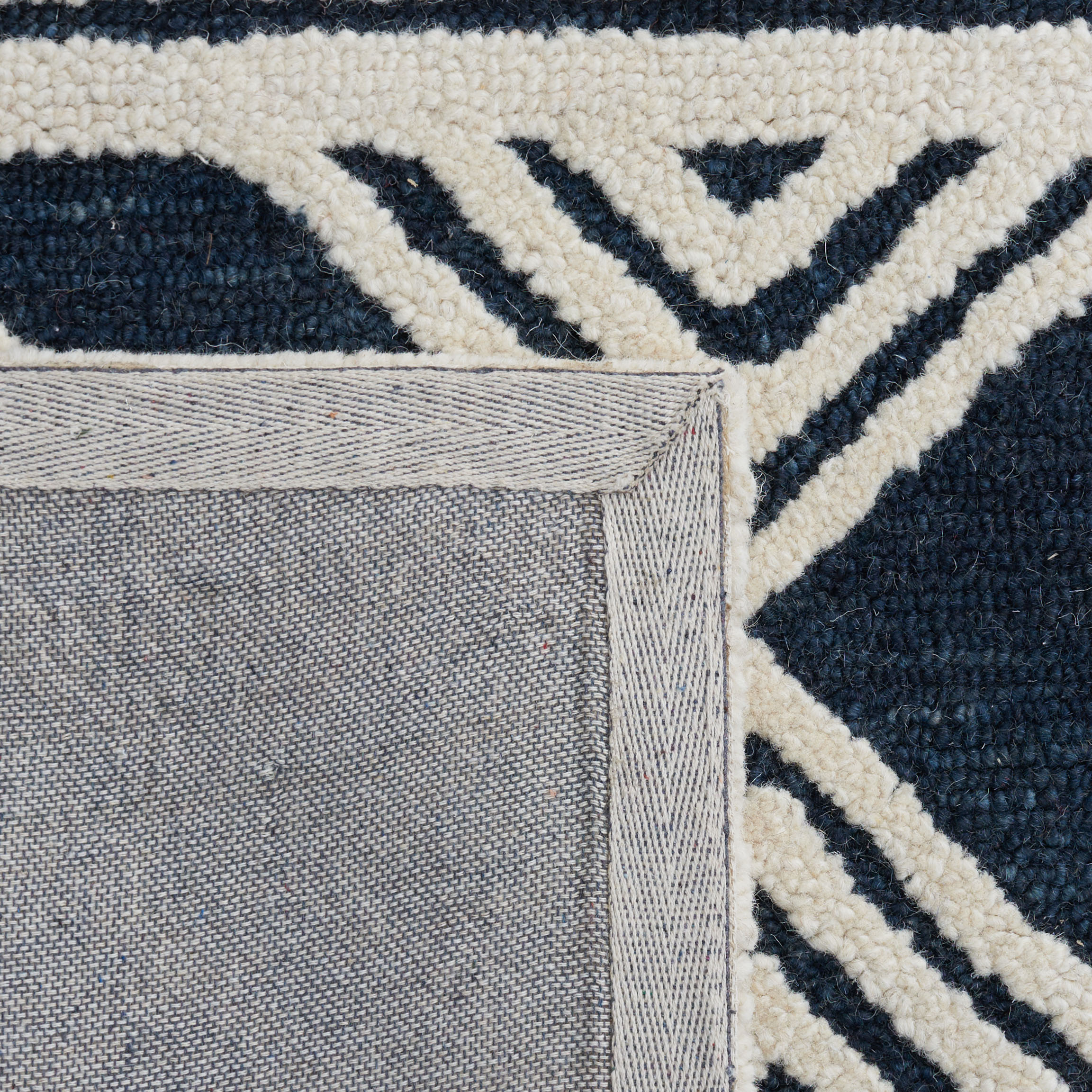 SAFAVIEH Casablanca Esmond Geometric Area Rug, Ivory/Navy, 5' x 8'