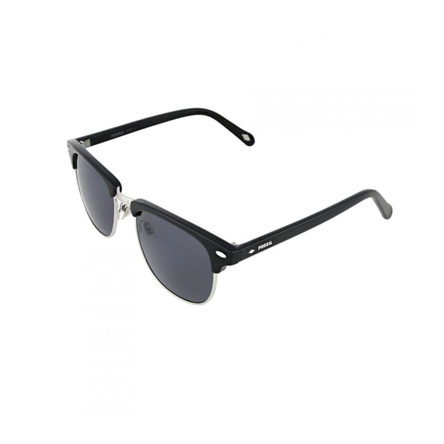 lentes de sol fossil hombre x80079 outlook marco de plástico color negro con filtro 100% uv, vista 3/4 frontal. Montura clubmaster negra en plástico con puente metálico plateado y remaches, lentes oscuros con protección 100% UV, patillas con logo Fossil en blanco; fondo blanco. También suelen usarse para viajar por su funda incluida.