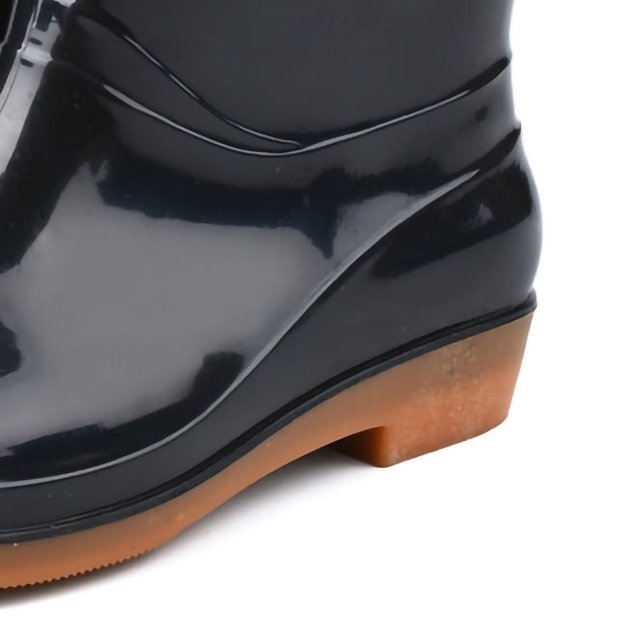 botas de lluvia,botas de lluvia para mujer botas de lluvia cortas de moda botas de lluvia botas de mujer hechas con cuidado Botas cortas de lluvia color negro con puntera redondeada brillante, acabado liso de PVC y diseño moldeado de una sola pieza; suela antideslizante de plástico marrón claro con tacón bajo, adecuada para jardinería y actividades al aire libre.