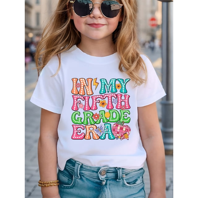Camiseta estampada "In My Fifth Grade Era" para niña: top informal de manga corta con cuello redondo y estampado de letras coloridas. Tejido de punto transpirable para citas de juegos de verano y rop