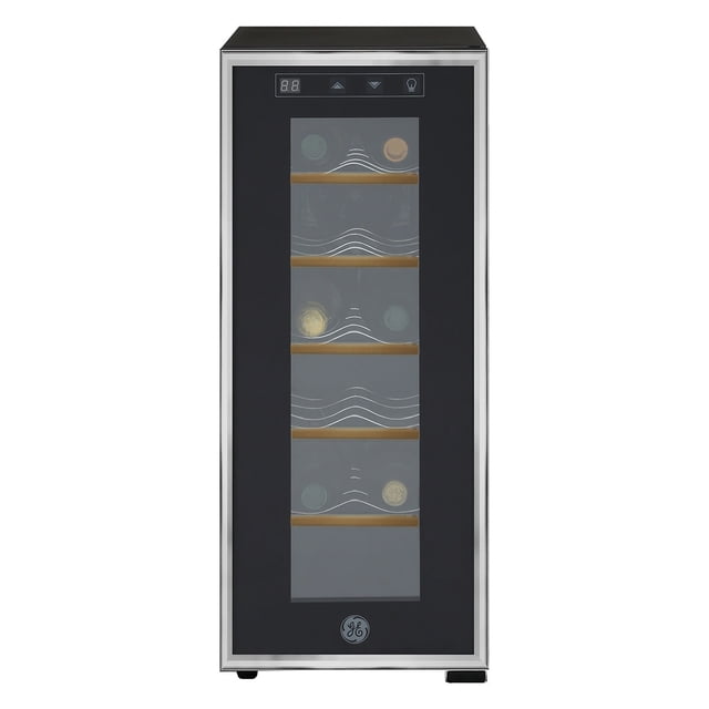 cava de vinos mabe 12 botellas ge color negro vista frontal con puerta negra acabado espejo y trim de acero inoxidable, display LED y controles touch screen en el panel superior, cinco parrillas cromadas con frente de madera y luz interior visible; temperatura 7 a 18 C, 120 volts. A menudo se emplea también para almacenar reservas en barras domésticas.