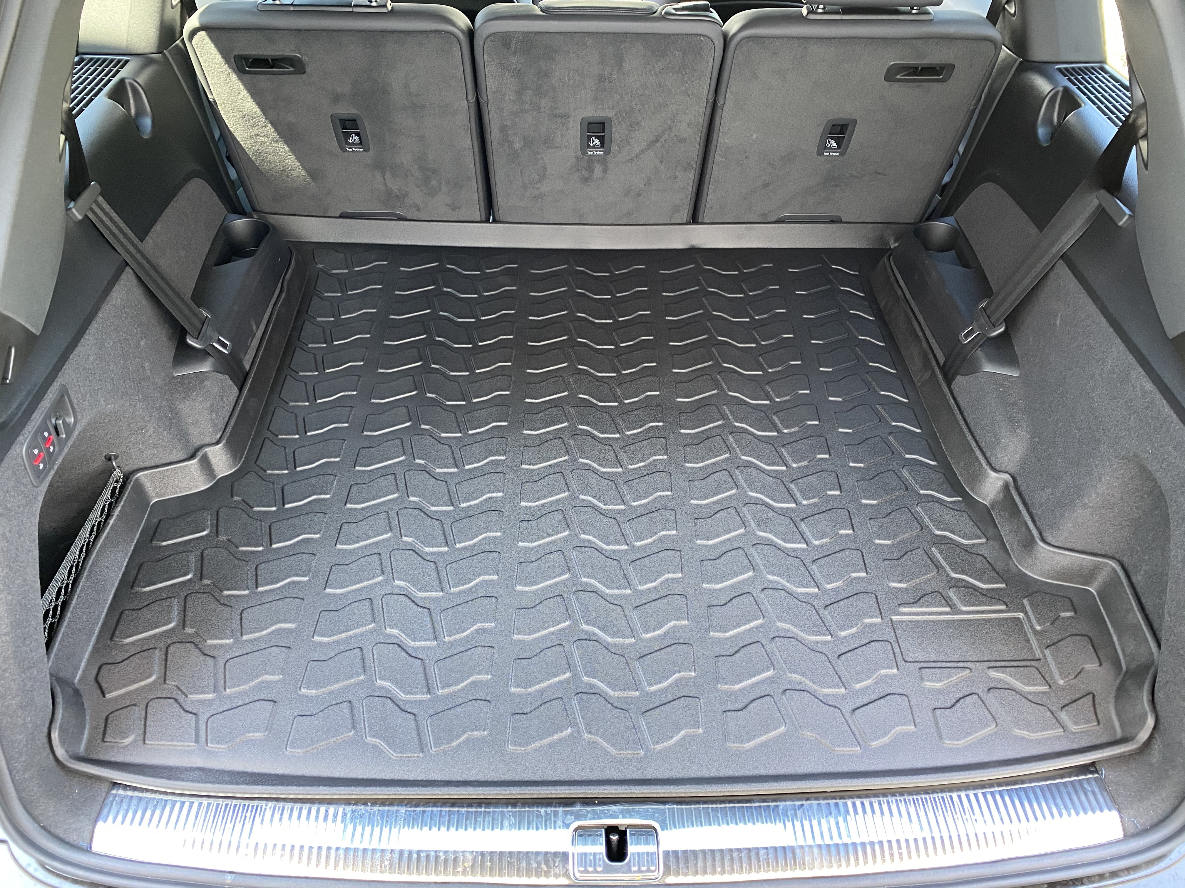 Wear-Resistant Non-Slip Luxury Leather Vehicle Cargo Liners Beige Trunk Cargo Mats Fit for Audi Fully Covered Protection