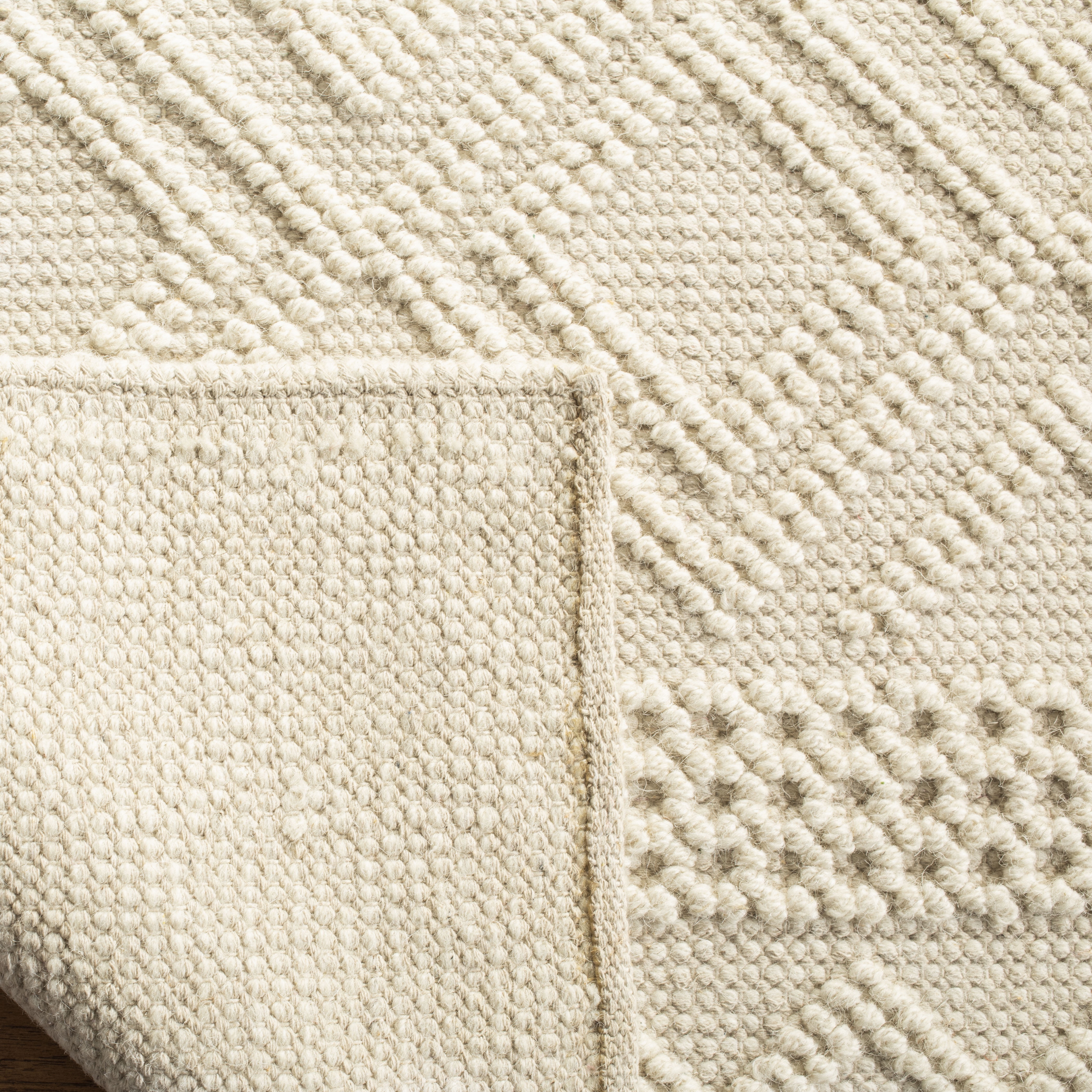 SAFAVIEH Vermont Chelsea Striped Area Rug, 4' x 4' Round, Ivory