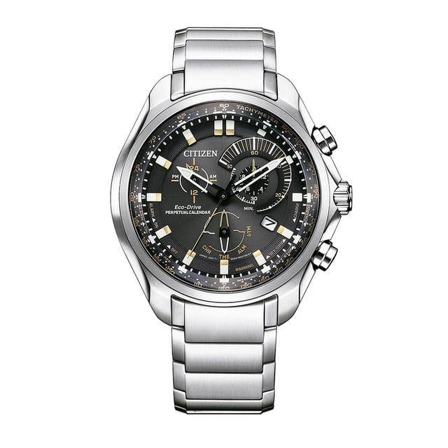 reloj citizen eco-drive sport luxury chrn bl5600-53 - s022 Plateado con correa metálica de eslabones, caja de acero inoxidable 43 mm y esfera negra con subesferas de cronógrafo, marcadores luminiscentes y bisel negro; tres pulsadores laterales y cierre desplegable. También suele usarse como reloj de viaje por su indicador de zona horaria.