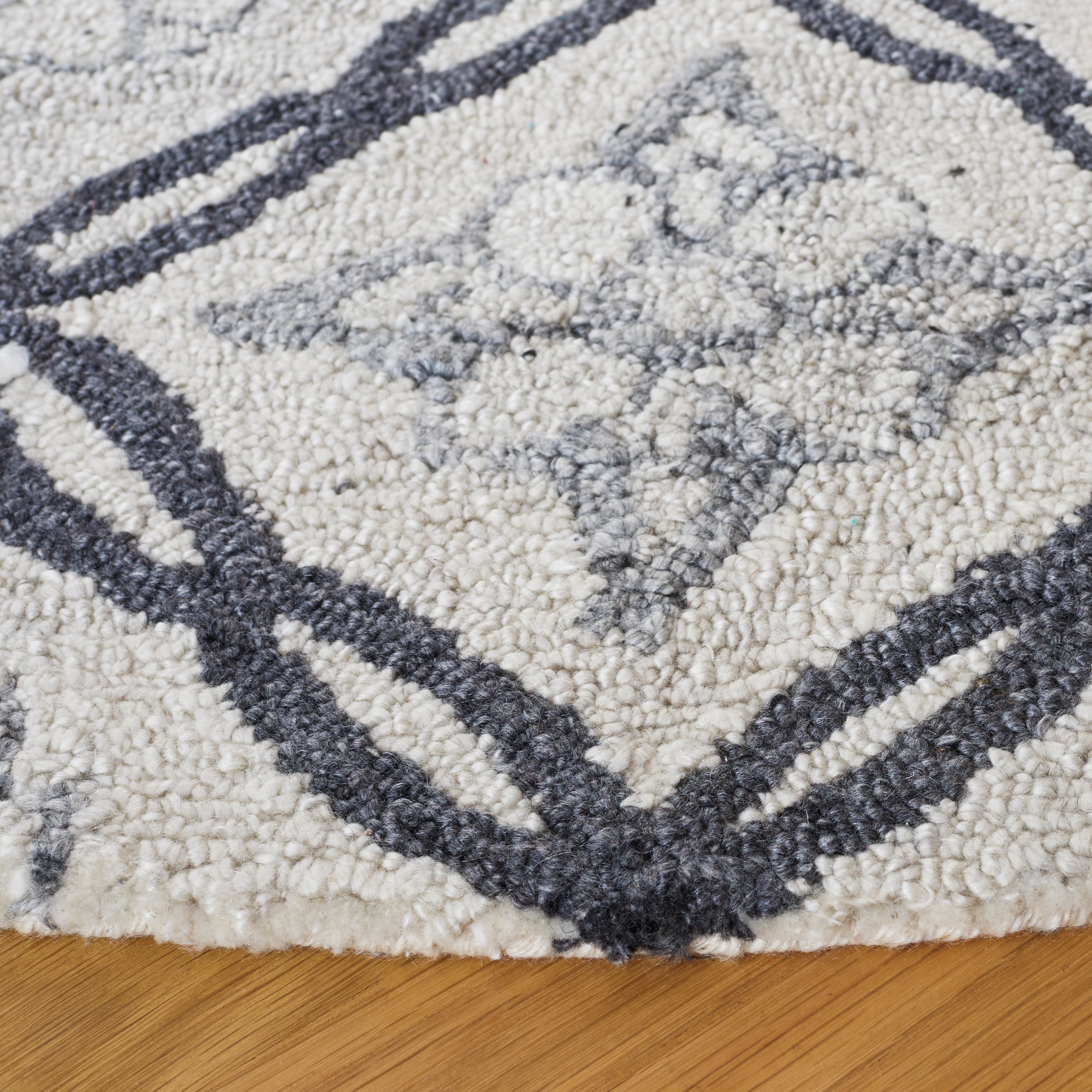SAFAVIEH Marquee Anthony Geometric Area Rug, Ivory/Grey, 6' x 6' Round