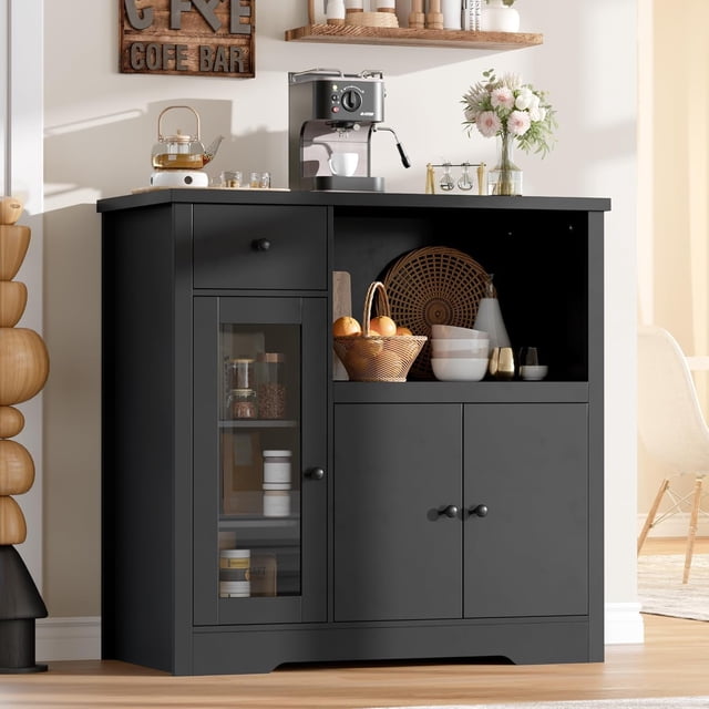 qinaqin mueble de cocina para microondas con espacio almacenamiento comedor sala estar y pasillo negro — vista frontal centrada de un buffet bajo negro con encimera plana, puerta de vidrio a la izquierda, cajón superior con tirador redondo, compartimento abierto superior derecho con canasta y vajilla, y dos puertas inferiores con tiradores; líneas limpias de estilo contemporáneo y capacidad para microondas y despensa, adecuado para cocina, comedor o pasillo. A menudo se usa también como estación de café o soporte para pequeños electrodomésticos en espacios reducidos.
