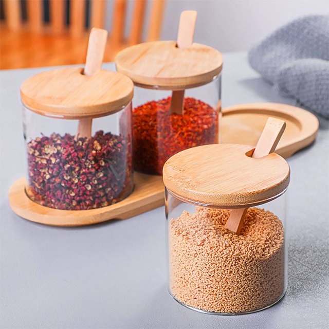 MesaSe 6 Pcs Pot à Condiments avec Couvercle en Bambou Contenant d'Assaisonnement en Verre avec Cuillère Plateau en Verre Réutilisable Résistant à la Chaleur Bocaux à Condiments Lavables Pot de Rangement pour Assaisonnement pour Maison Cuisine Sel
