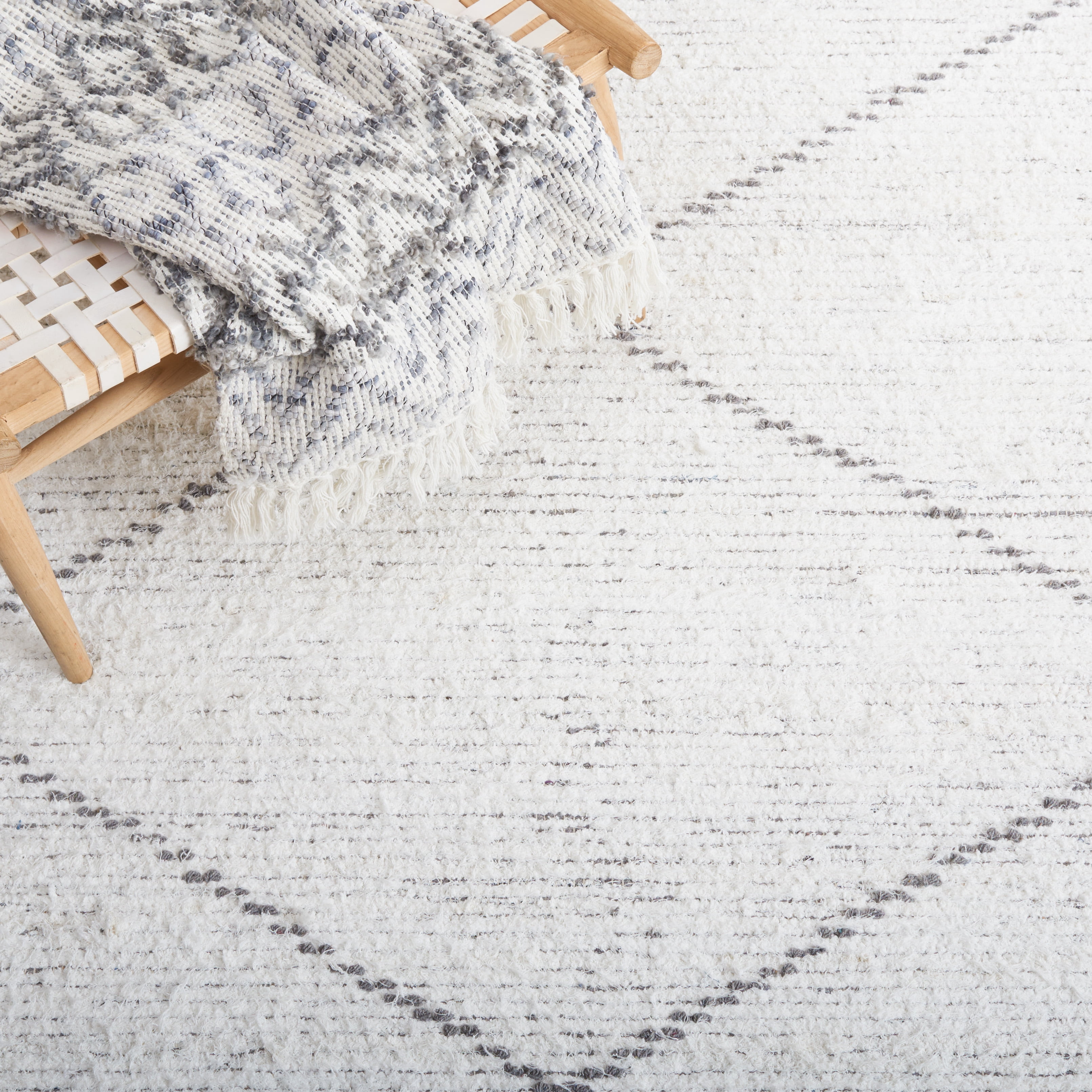 SAFAVIEH Casablanca Erica Diamond Cotton Area Rug, Ivory/Grey, 8' x 10'