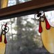 thumbnail image 4 of Divertida Decoración de Esquina de Ventana: Gallo Que Mira Furtivamente, Divertida Decoración de Esquina de Ventana con Pájaro Manchado de Gallo, Decoración de Patio de Gallo C, 4 of 5