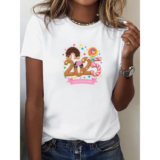 Camiseta blanca "Dulces Sueños 2025" de Año Nuevo. Diseño divertido de número "2025" con temática de chocolate y caramelos, detalles de pingüino y flores. Manga corta informal 100 % algodón. Lavable a