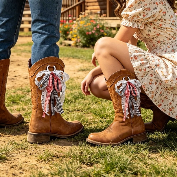 Juego de 2 decoraciones para botas vaqueras con cordón, plumas, cintas de satén y lazos elásticos, ideal para bodas, rodeos y eventos temáticos.