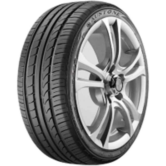 llanta 225/40 r18 austone sp-701 92y vista 3/4 frontal montada en rin 18 con dibujo asimétrico SP-701; cuatro ranuras longitudinales anchas y surcos laterales cerrados visibles, bloques grandes en la banda de rodadura y perfil con marca AUSTONE. Diseño de paso variable para reducir ruido; suele usarse en autos deportivos y sedanes.