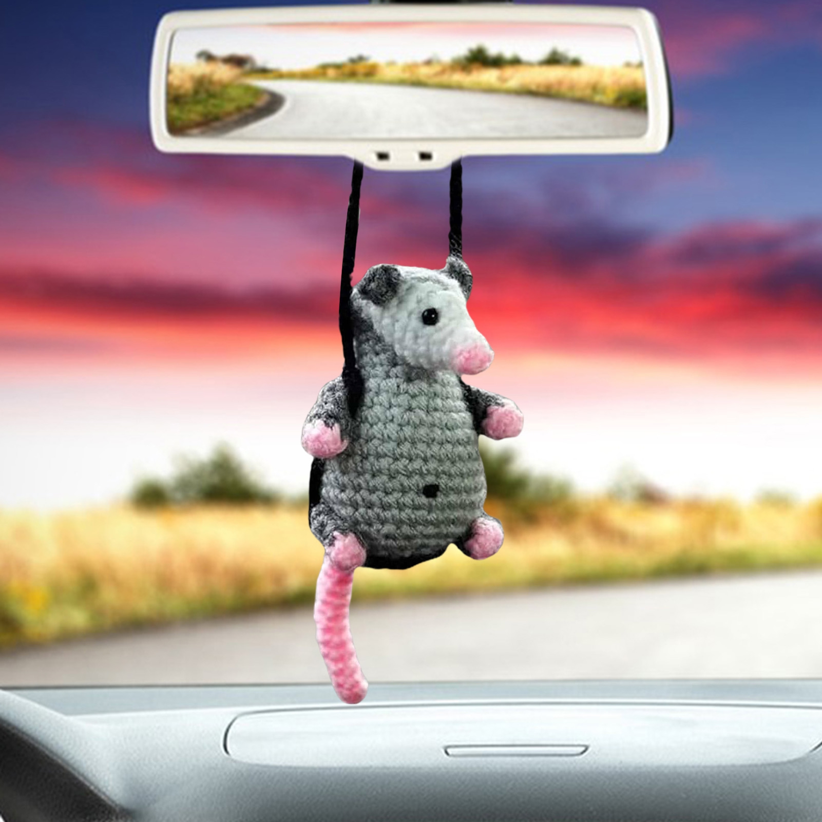 Ciondolo Per Auto Opossum Lavorato All'Uncinetto - Decorazione In Maglia Per Specchietto Retrovisore, 22x5,5 Cm, Regalo Simpatico