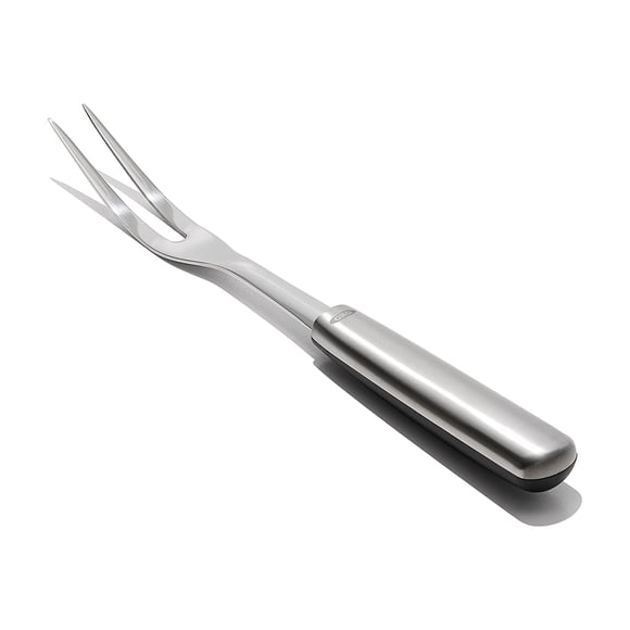 Tenedor de cocina OXO de acero con puntas afiladas y mango antideslizante