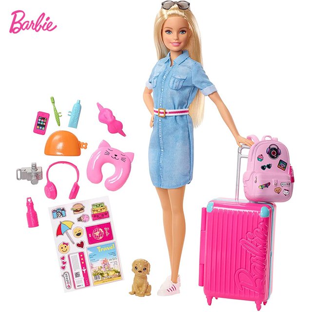 muñeca barbie de 12 pulgadas, juego de viaje con maleta rosa, equipaje para cachorros, más de 10 accesorios, juguete multicolor para niñas, regalo de cumpleaños — muñeca Barbie de 12 pulgadas en vestido camisero de mezclilla y zapatillas, maleta rígida rosa con mango plegable, mochila con calcomanías, cachorro y accesorios de viaje (almohada de cuello, audífonos, cámara, botella, cepillo y pasta de dientes, máscara para ojos, teléfono y hoja de pegatinas) dispuestos sobre fondo blanco en toma frontal de cuerpo entero.