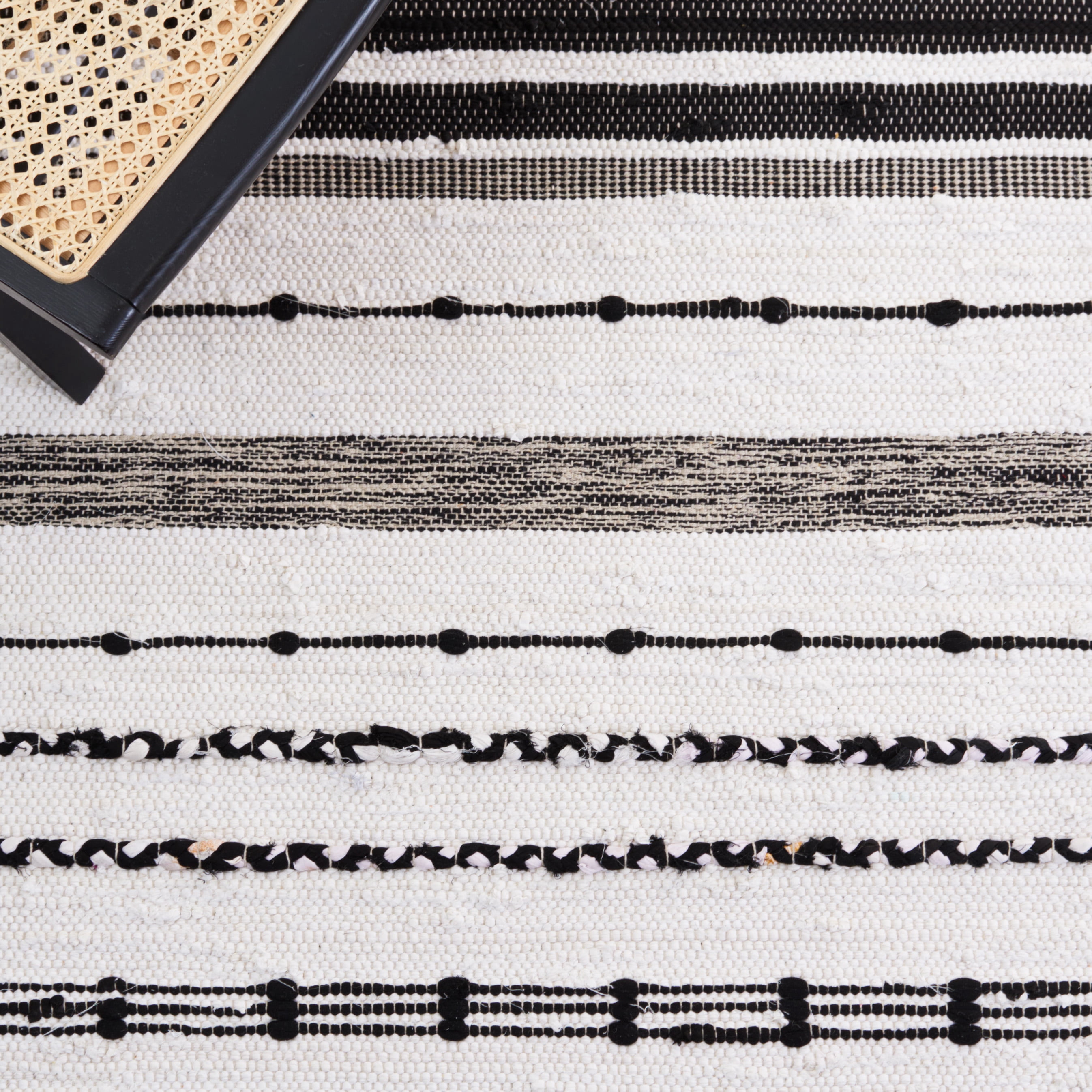 SAFAVIEH Striped Kilim Fidan Striped Cotton Area Rug, Ivory/Black, 6' x 6' Square