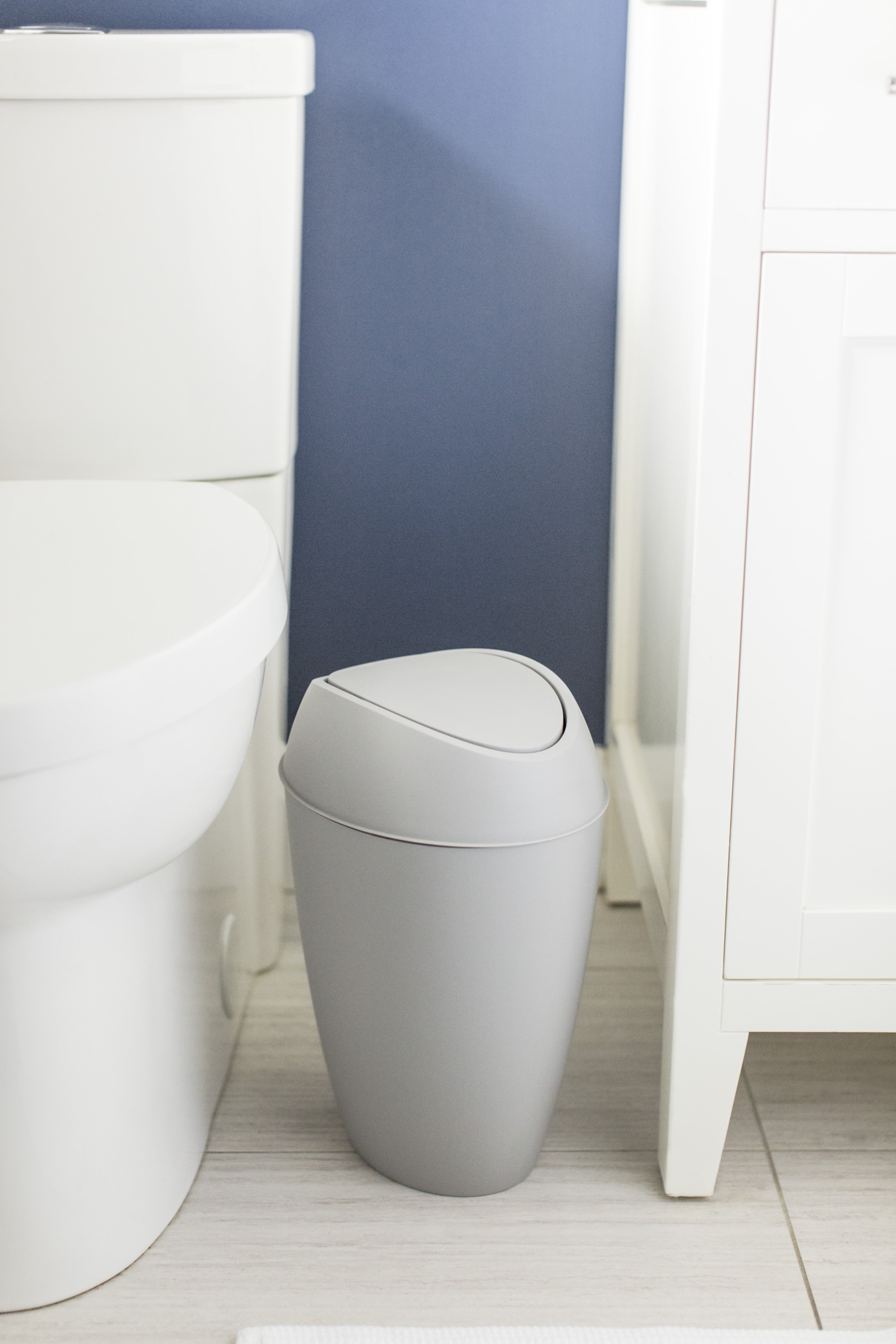 Umbra Twirla 2.2 Gallon Bathroom Trash Can with Lid