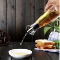 thumbnail image 3 of Dispensador de aceite de oliva y vinagre sin embudo, botella de vidrio para vinagrera de cocina | Tapa de silicona hermética que mantiene el aceite fresco por más tiempo, 3 of 5
