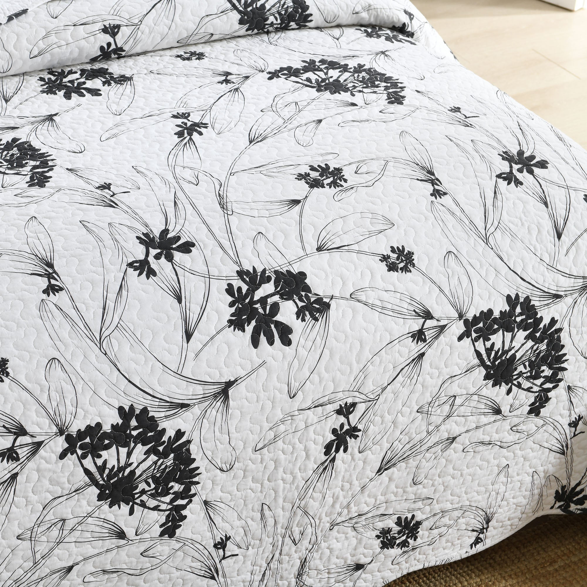 3-Piece Polyester Black and White Botanical Floral Quilt Bedspread Set BY222