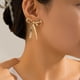 thumbnail image 3 of Pendientes de botón con lazo de joyería europea y americana en forma de cinta de metal con nudos de cadena de hueso de serpiente para mujer, 3 of 6