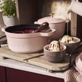 thumbnail image 3 of Cocotte STAUB de hierro fundido esmaltado de 4 qt, color rosa peonía, 3 of 8