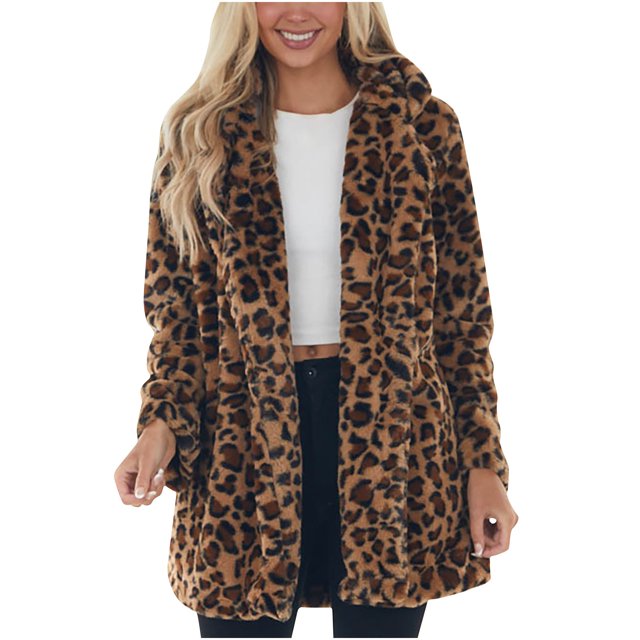 chaquetas para mujer moda casual felpa invierno cálido leopardo manga larga patchwork señoras tops prendas de abrigo Chaqueta felpa leopardo color café, vista frontal centrada de largo regular con cuello abierto y solapa; silueta recta, manga larga, textura peluda de poliéster y patrón patchwork de manchas oscuras sobre fondo marrón; modelo con top blanco y pantalón negro en fondo neutro; apta como abrigo casual ligero para otoño e invierno y uso diario.